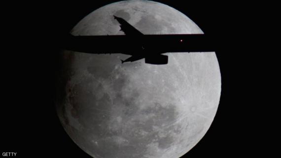 القمر الثلجي يطل على غربي الأرض