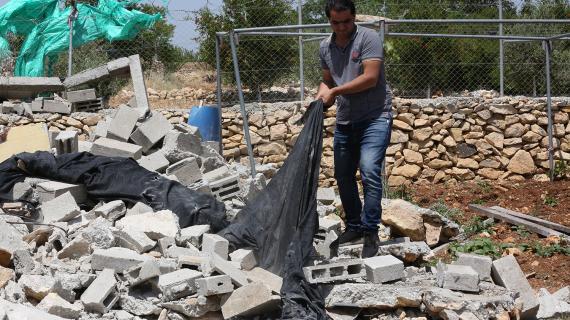 قوات الاحتلال تهدم 3 غرف زراعية غرب الخليل