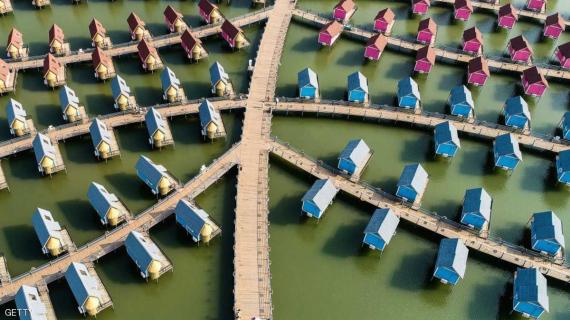 صور قرية سياحية على شاطئ البحر الأصفر في الصين تشبه الموجودة في المالديف مع إضفاء لمسة أوروبية تتجلى في الأكواخ الهولندية