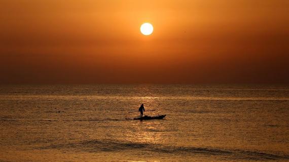 الغروب في بحر غزة