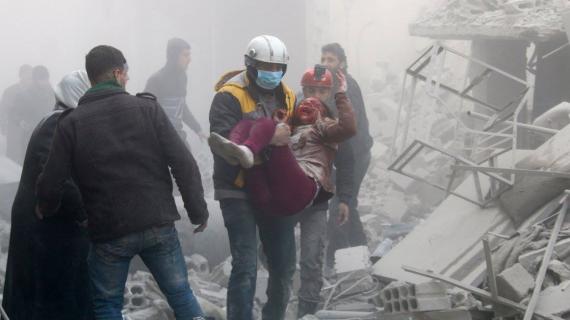 أوضاع كارثية.. أهالي الغوطة يدفنون شهدائهم بمقابر جماعية والإبادة متواصلة