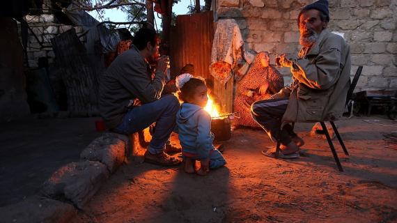 اشعال الحطب للحصول على التدفئة