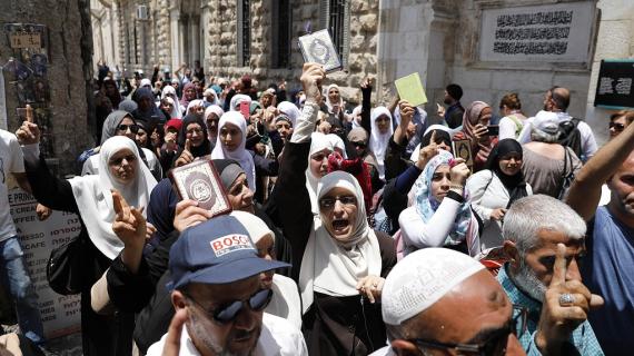 المقدسيون يواصلون الرباط على أبواب الأقصى رفضا للبوابات الإلكترونية