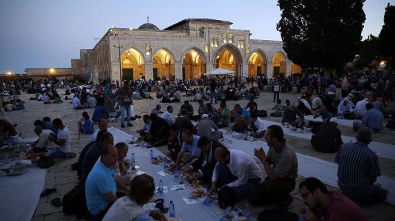 موائد الافطار في ساحات ‫‏المسجد الأقصى‬ المبارك في رمضان2