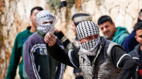 المواجهات التي اندلعت بين الشبان وقوات الاحتلال في الضفة الغربية أمس الجمعة