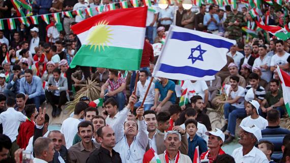 صور أكراد يرفعون علم الاحتلال الاسرائيلي خلال مهرجان مؤيد لاستفتاء انفصال اقليم كردستان عن العراق