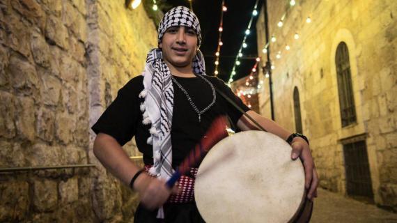 مسحراتي القدس يواصل عمله رغم مضايقات الاحتلال