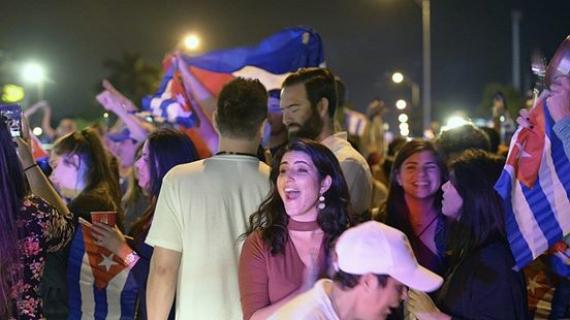 صور - كوبيون معارضون للرئيس السابق فيدل كاسترو يخرجون في شوارع فلوريدا وميامي الأمريكية فرحا بخبر وفاته