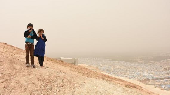 عاصفة رملية تغطي مخيمات النزوح شمالي سوريا