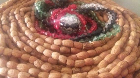 الفتاة الفلسطينية سارة جمعة تصنع مسبحة يتجاوز عدد حباتها أكثر من 6 آلاف بعدد الأسرى الفلسطينيين في سجون الاحتلال .