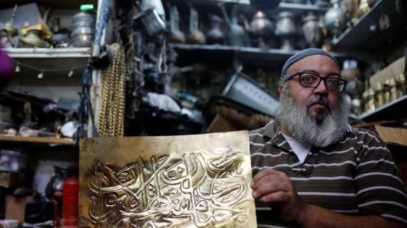 آخر نحّاس في مدينة القدس يتحدى سياسات الاحتلال الإسرائيلي ببقائه وإنتاجه البسيط