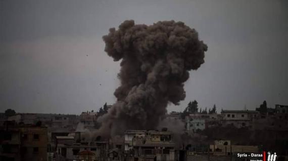 مشاهد من الغارات على حي المنشية في #درعا بالتزامن مع المعارك المشتعلة بين الثوار وقوات النظام