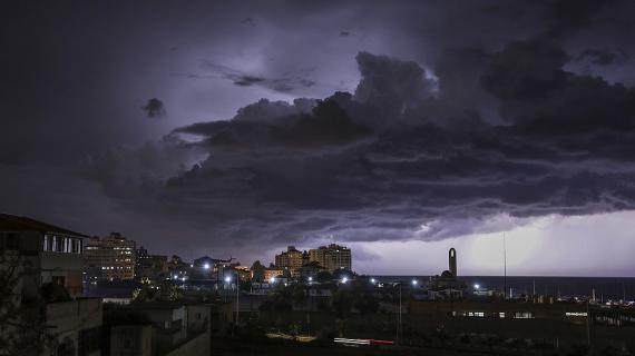 هكذا بدت سماء غزة ليلة أمس مع البرق والرعد الذي كان مصاحبًا للأمطار الغزيرة