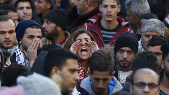 مسيرة في #رام_الله تطالب بإسقاط السلطة ووقف التنسيق الأمني