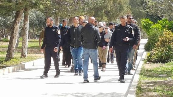 مستوطنون يقتحمون باحات المسجد الأقصى