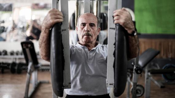 مسن فلسطيني يعمل مدرباً ولاعباً لرفع الأثقال واللياقة البدنية