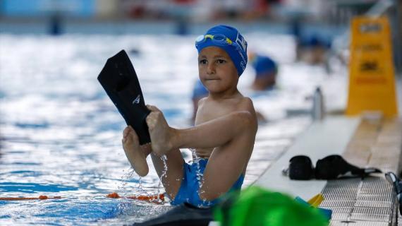 درس الإرادة الإنسانية.. طفل بوسني بلا ذراعين بطل أوروبي في السباحة
