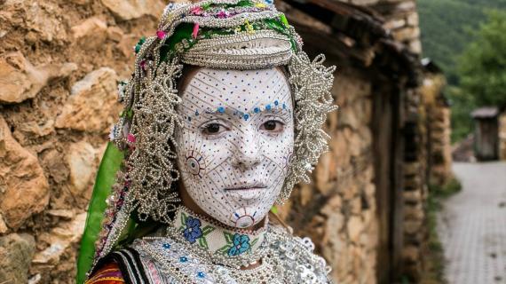 بتقليد متوارث .. قناع من الألوان لحماية العروس من العين في كوسوفو