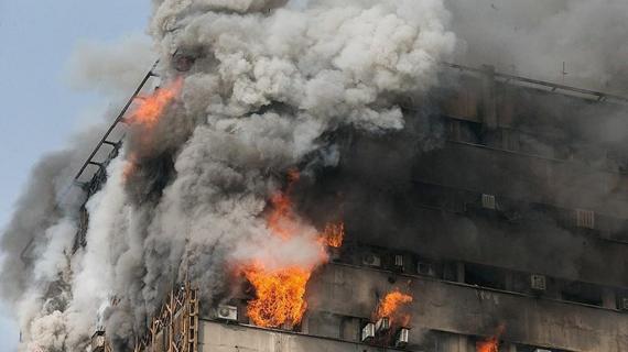 مصرع نحو 30 رجل إطفاء جراء انهار مبنى مؤلف من 15 طابقا وسط طهران بعد اشتعال النيران فيه