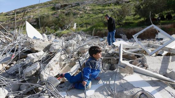 قوات الاحتلال تهدم منزلين للمواطن موسى العباسي في حي الصلعة جنوب المسجد الأقصى