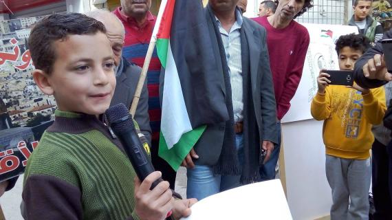 نجل الأسيرة  إسراء جعابيص يشارك في اعتصام تضامني مع والدته أمام الصليب الأحمر بمدينة أريحا