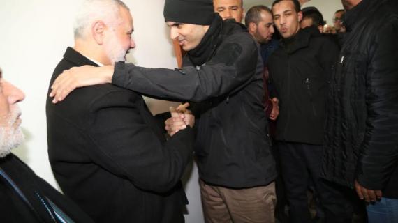 اللحظات الأولى لوصول الشبان المفرج عنهم من مصر