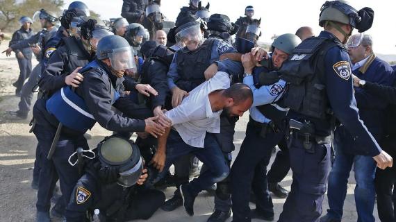 9 جنود صهاينة على فلسطيني واحد.