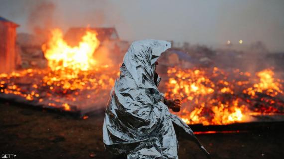 ناشطون يحرقون مخيم أقاموه ضد مشروع بناء إنبوب نفط في ولاية داكوتا بعد إنذار السلطات