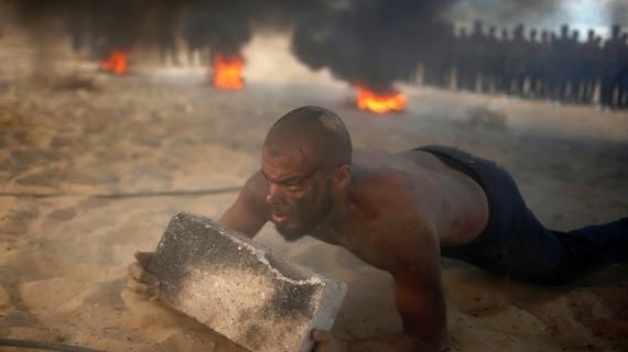 تدريبات عسكرية في أكاديمية للشرطة تابعة لوزارة الداخلية في غزة