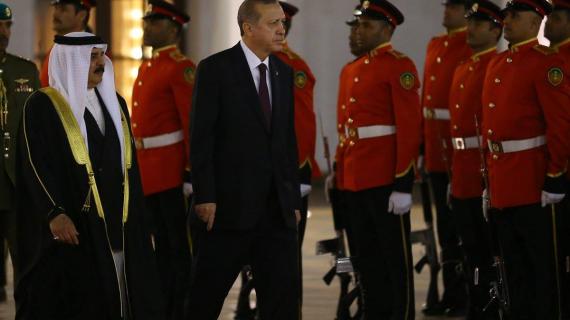 أردوغان يصل البحرين أولى محطات جولته الخليجية