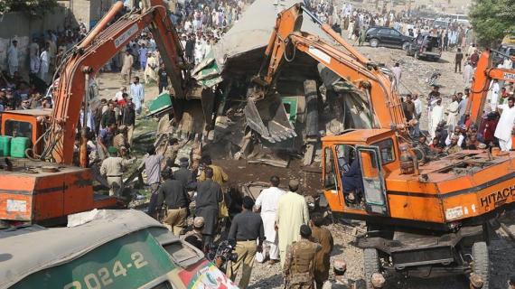 17 قتيلا واصابة عشرات الآخرين في حادث تصادم قطارين في محطة للقطارات في مدينة كراتشي الساحلية الباكستانية