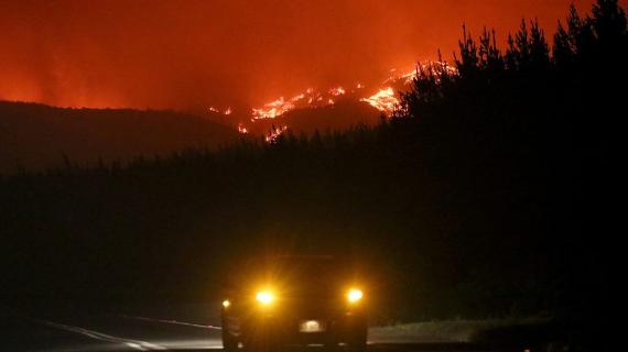 حرائق الغابات في تشيلي تقتل 6 من رجال الإطفال