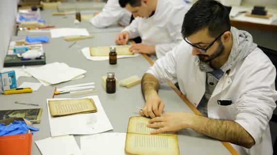 مختصون يرممون آلاف الكتب والمخطوطات الإسلامية في البوسنة