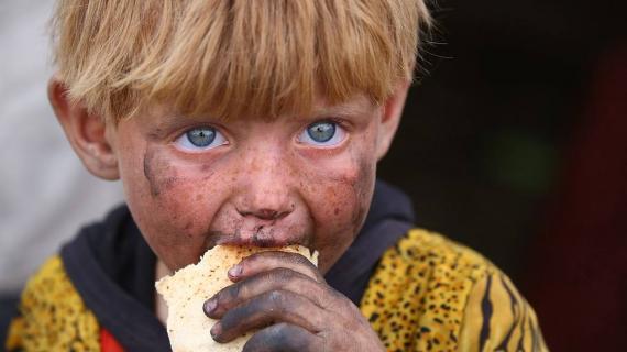 أطفال سوريون فروا من جحيم الحرب في الرقة إلى مخيمات النزوح