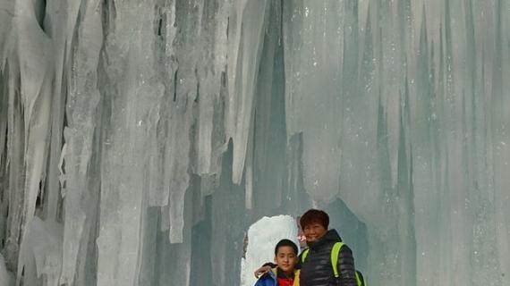 الشلالات المتجمدة في محافظة "بين غشان" بمقاطعة خبى شمال الصين