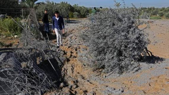 آثار القصف الاسرائيلي لأراضٍ زراعية شرق غزة