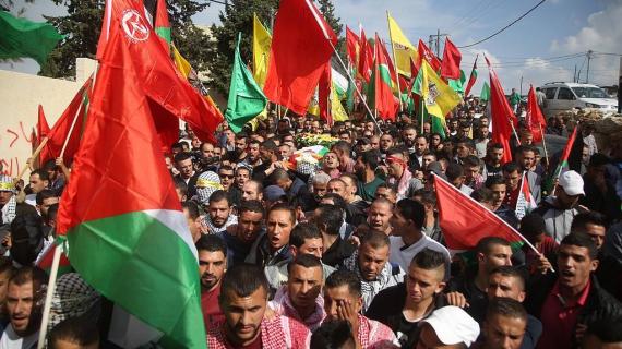 آلاف المواطنين يشيعون جثمان الشهيد محمد شريتح برام الله