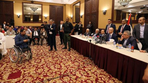 رئيس حكومة الوفاق الوطني رامي الحمدالله خلال لقائه بعشرات الشباب من قطاع غزة