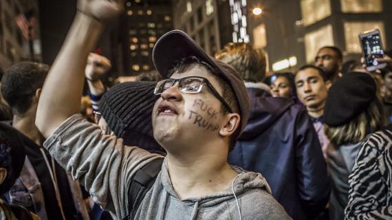 آلاف الأمريكيين يحتجون بعد انتخاب ترامب رئيسا