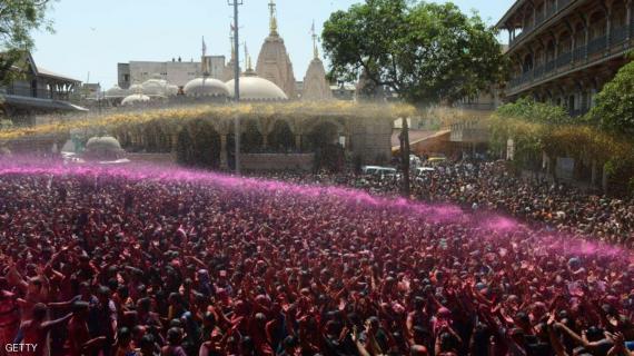 صور للاحتفالات الهنود بحلول فصل الربيع عبر اجراء مهرجان الألوان