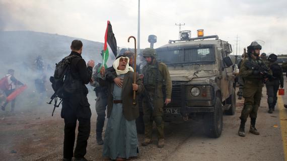 الاحتلال يقمع مواطنون خرجوا رفضًا لمشروع استيطانـي جنوب نابلس