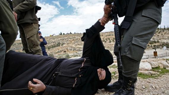 اعتداءات قوات الاحتلال على المواطنين أثناء عملية هدم منزل في يطا