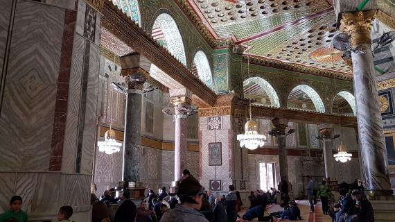 صور من داخل مسجد قبة الصخرة المشرفة - الأقصى المبارك قبل قليل .