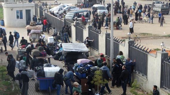 تواصل عملية التهجير القسري للسوريين في حي الوعر إلى شمالي سوريا