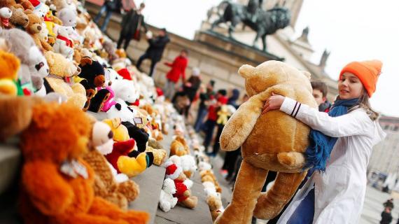 أطفال في العاصمة الالمانية برلين يعبرون عن تضامنهم مع أطفال سوريا