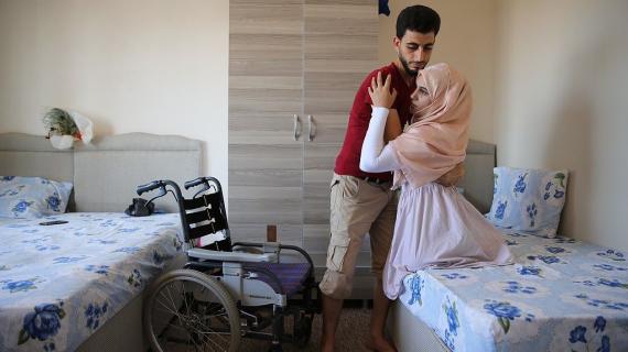 معلمة سورية نجت من موت محقق وفقدت قدميها بالكامل اثر قصف طائرات النظام السوري على مدرستها