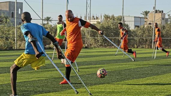 مصابون بترت أطرافهم يشكلون أول فريق لكرة القدم في غزة