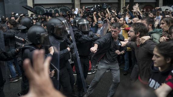 مصادمات مع قوات الأمن في برشلونة عقب منع قوات الأمن الاسبانية بالقوة إقامة استفتاء انفصال إقليم كتالونيا وصادرت صناديق الاقتراع