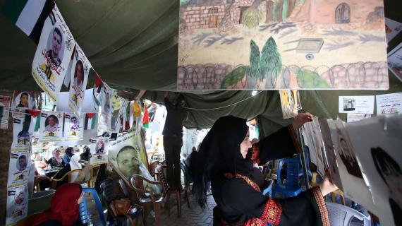 ختام النجار (16عاما) تقيم معرض رسومات خاص بإضراب الأسرى داخل خيمة التضامن في نابلس