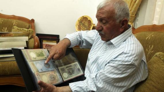 أنور الزغير من الخليل جامع للعملات والنقود والطوابع القديمة